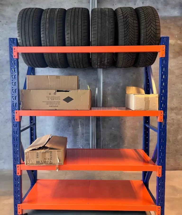 стелаж за гхуми